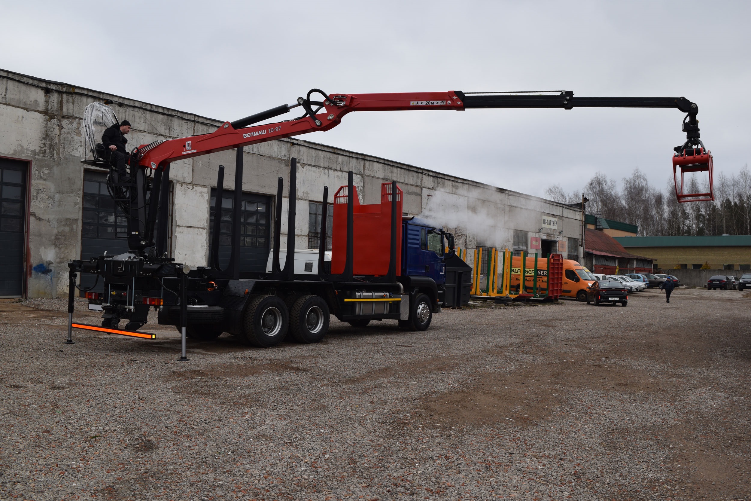 Лесовоз Sitrak C7H-F - фото 4