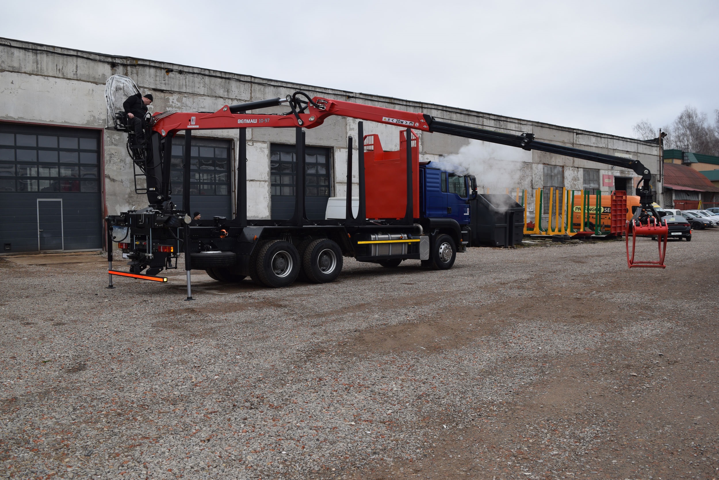 Лесовоз Sitrak C7H-F - фото 3