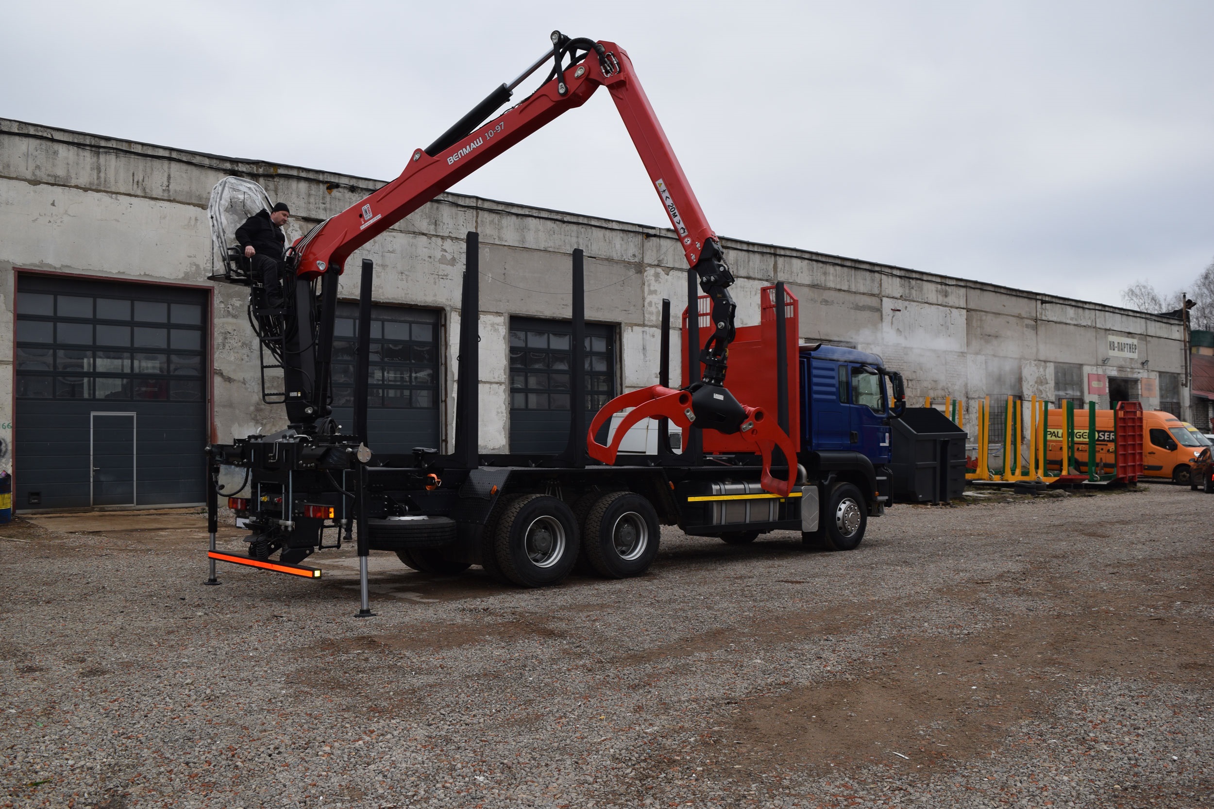 Лесовоз Sitrak C7H-F - фото 2