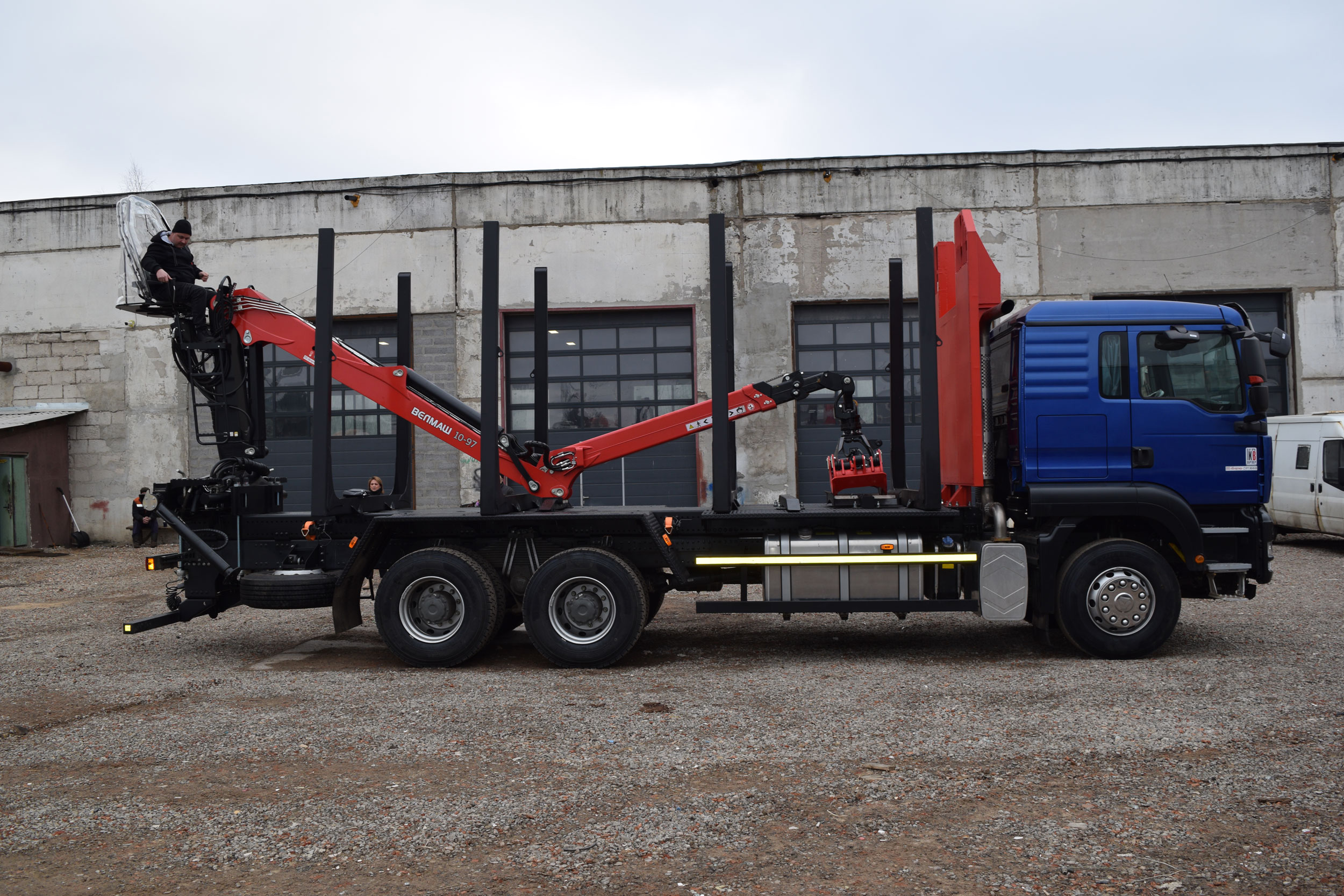 Лесовоз Sitrak C7H-F - фото 10