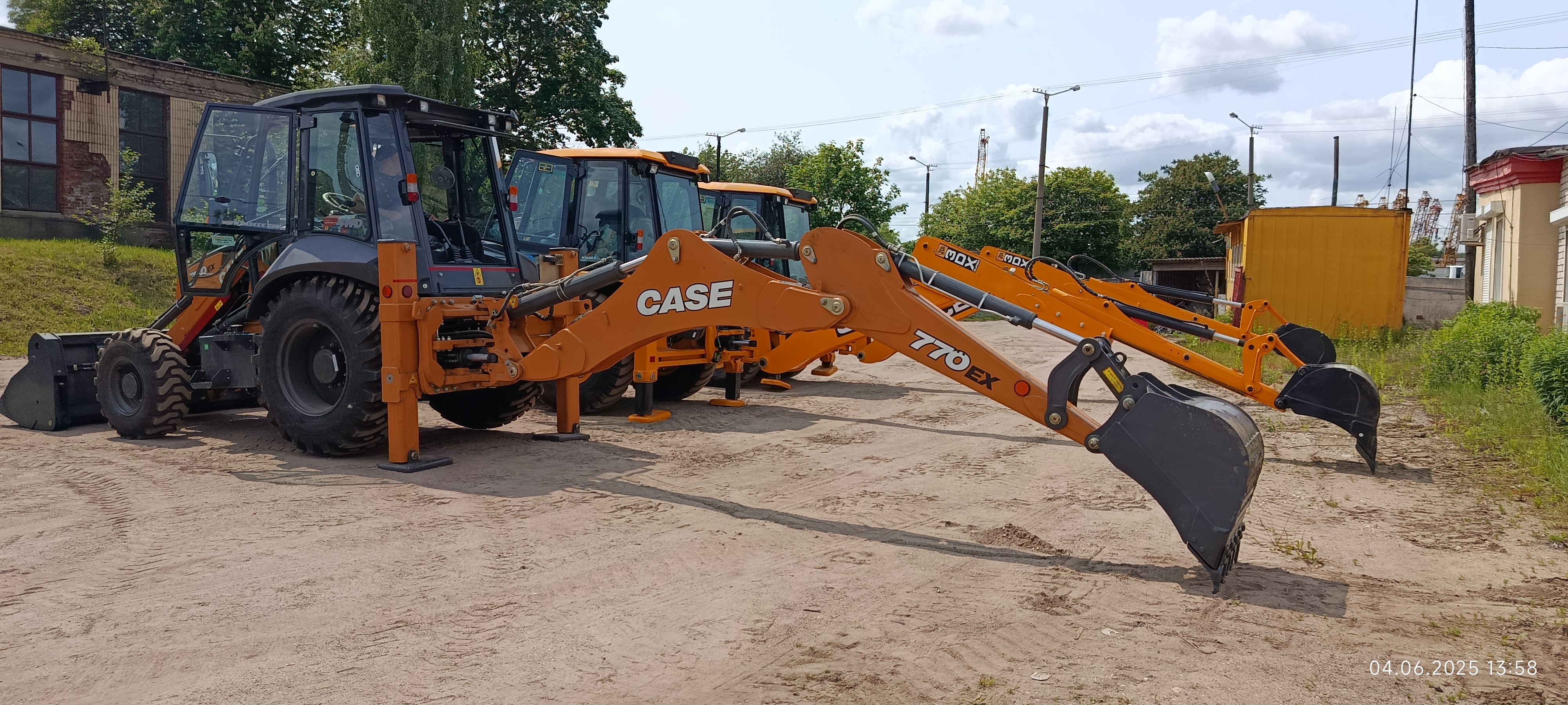 Экскаватор-погрузчик Case 770EX - фото 6