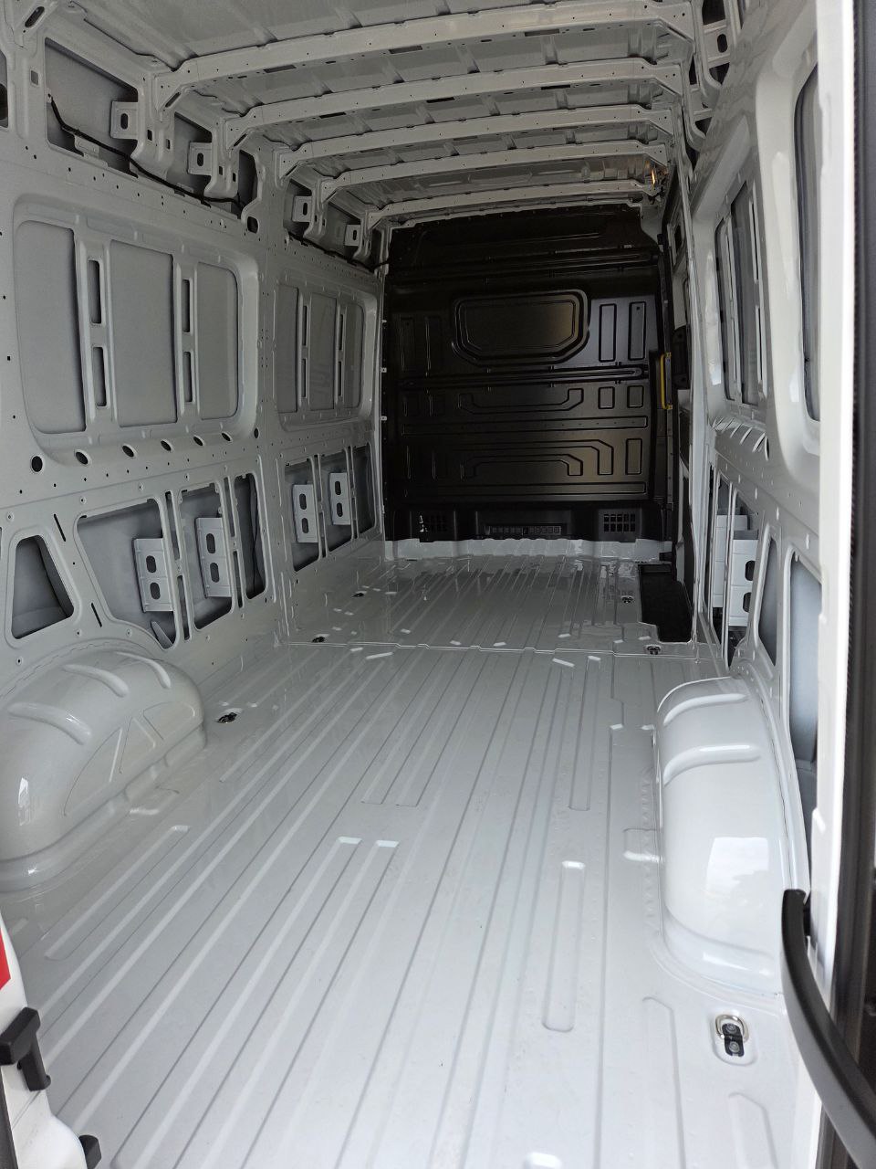 Микроавтобус Volkswagen Crafter - фото 12