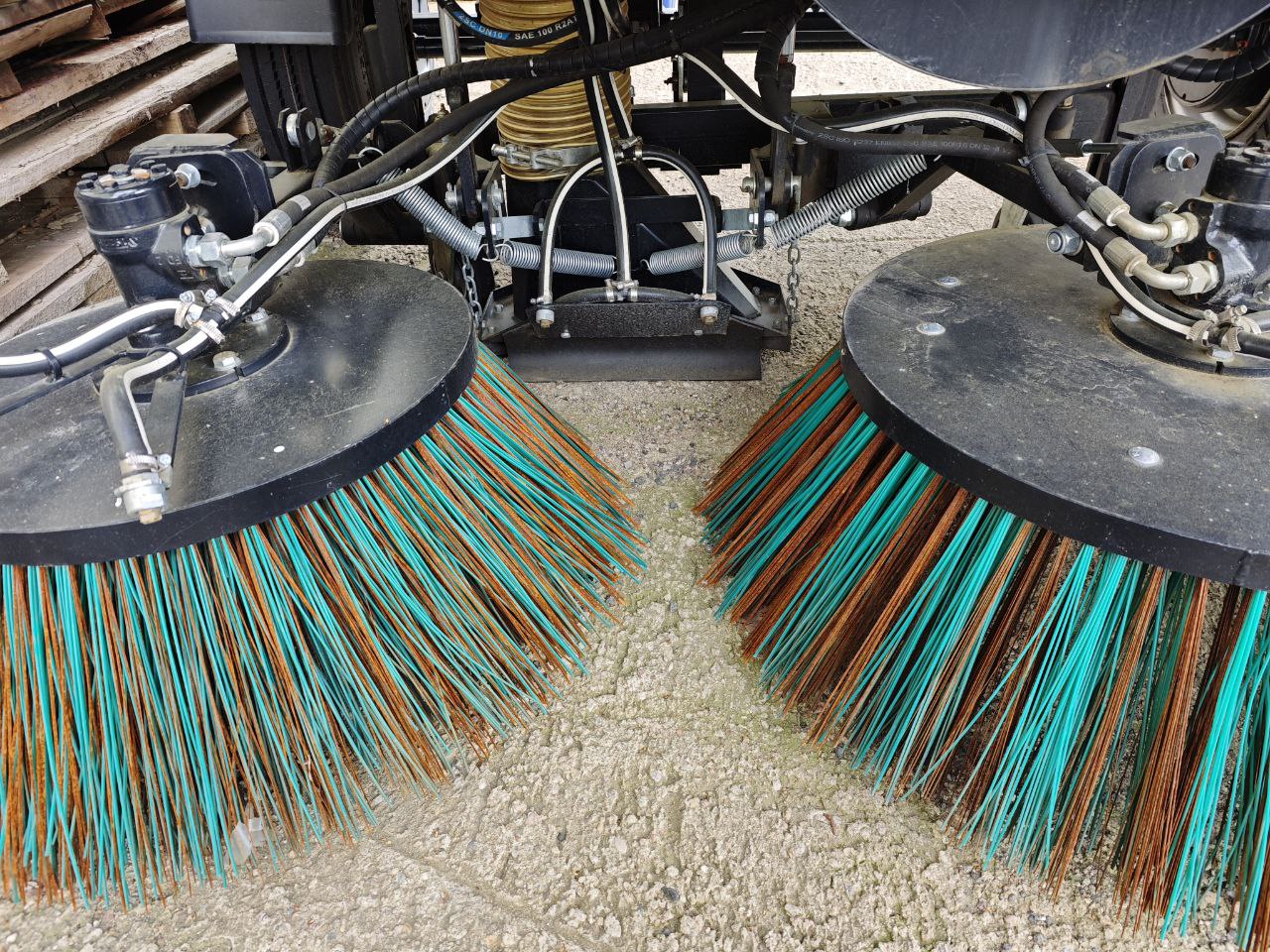 Подметально-уборочная машина Pronar ZMC 2.0 - фото 1