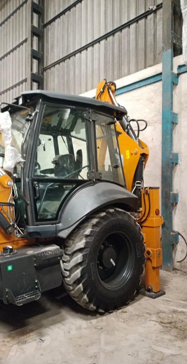 Экскаватор-погрузчик Case 570 SV - фото 1